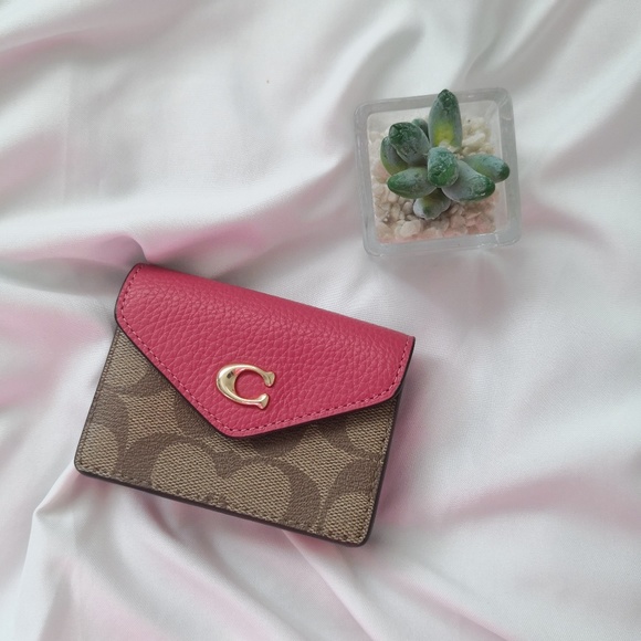 NWT COACH TAMMIE CARD CASE IN SIGNATURE CANVAS C6889 KHAKI/STRAWBERRY Haze $128 - Picture 1 of 4